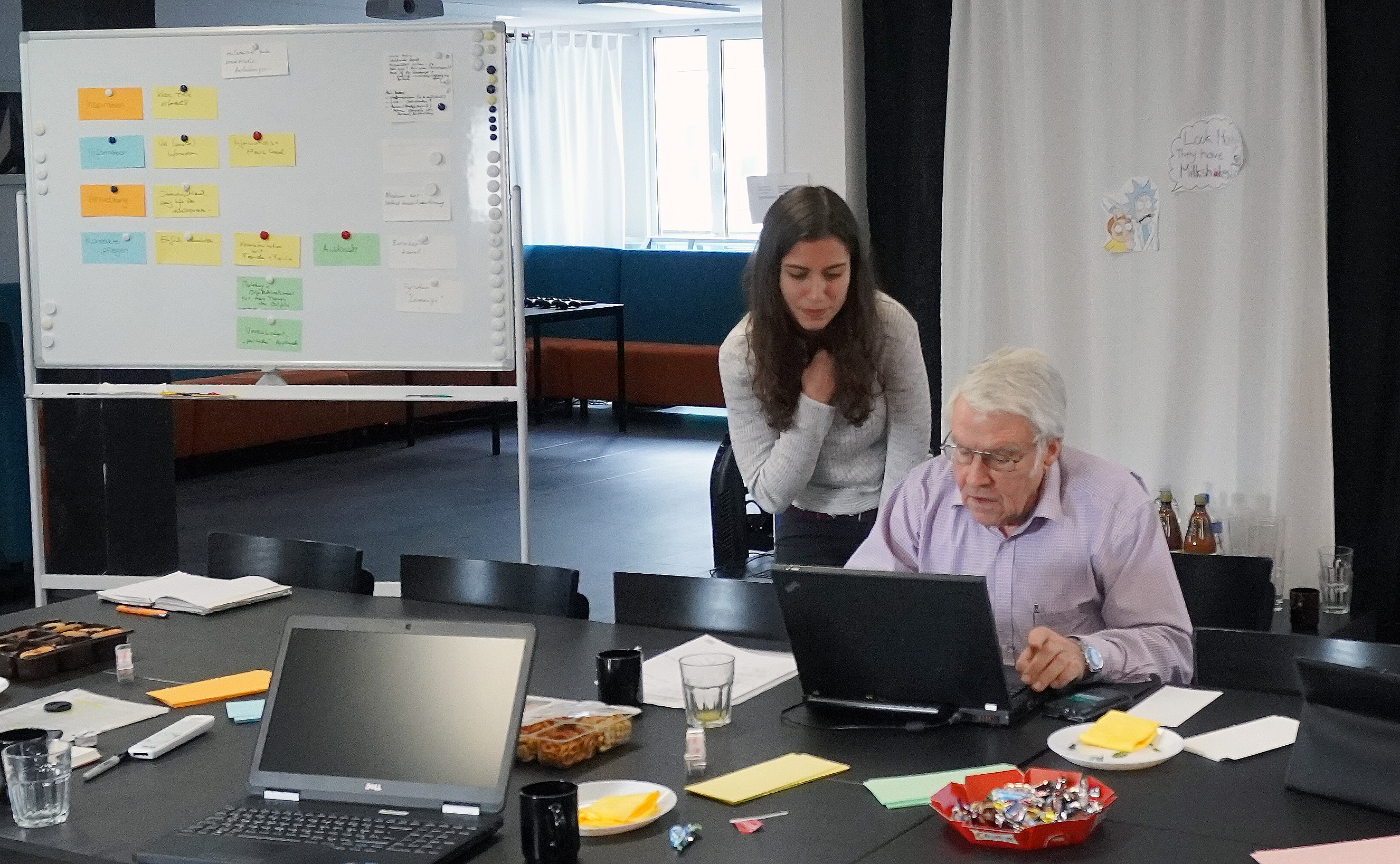 Zusammenarbeit im Workshop Anna-Maria Ebermann erklärt Josef Thomas am Laptop.