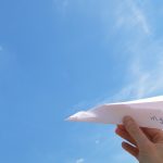 Papierflieger mit IngenieurRegion Aufdruck kurz vor dem abheben