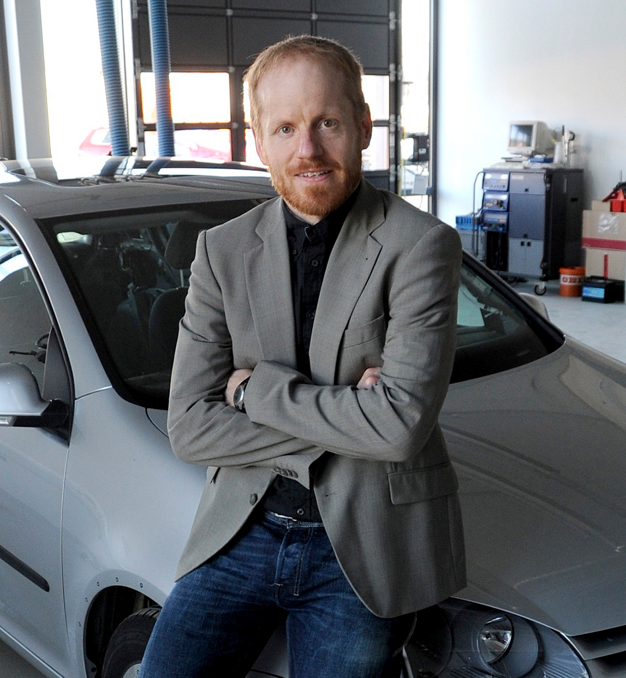 Prof Harald Bachem angelehnt an ein Auto