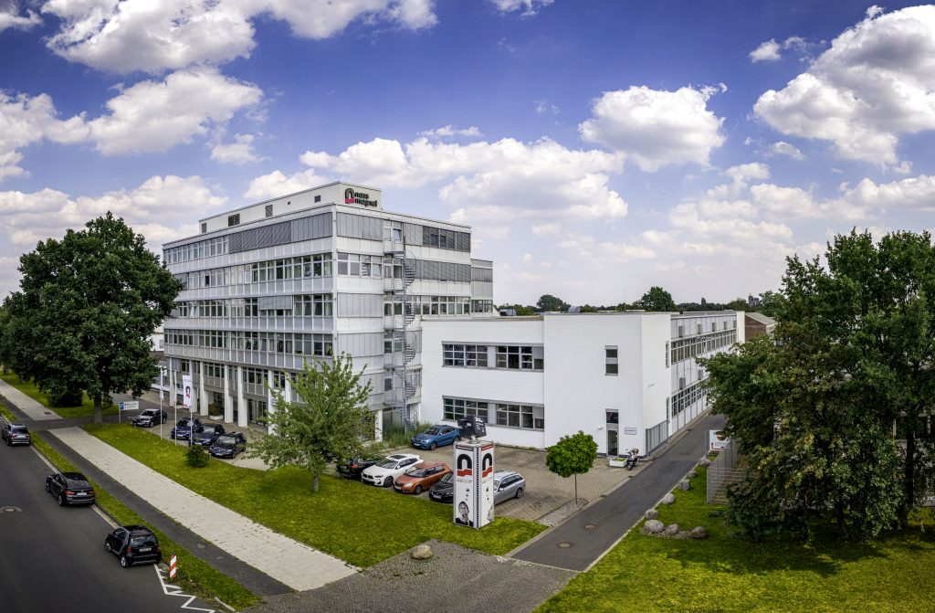 Das Firmengebäude der nass magnet GmbH in Hannover Vahrenheide, aus der Vogelperspektive,