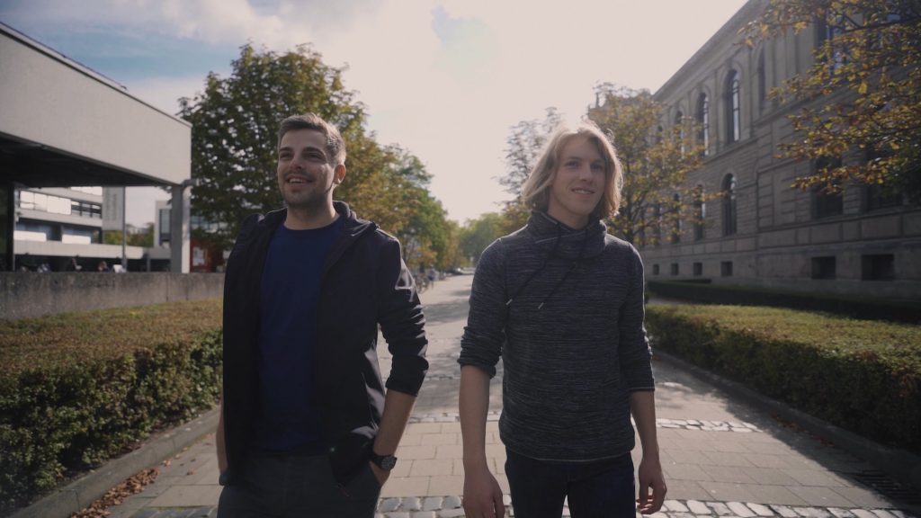 Zwei Young Engineers auf dem TU Braunschweig Campus