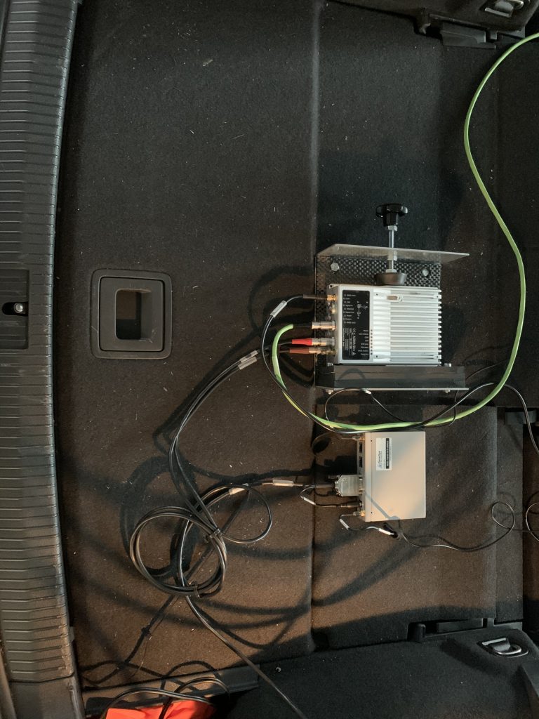 Sensor im Kofferraum vom Laborfahrzeug
