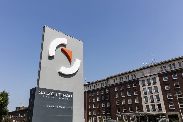 Logo der Salzgitter AG vor der Hauptverwaltung