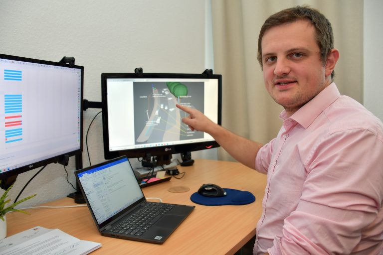 Stephan Reinisch vor dem Rechner