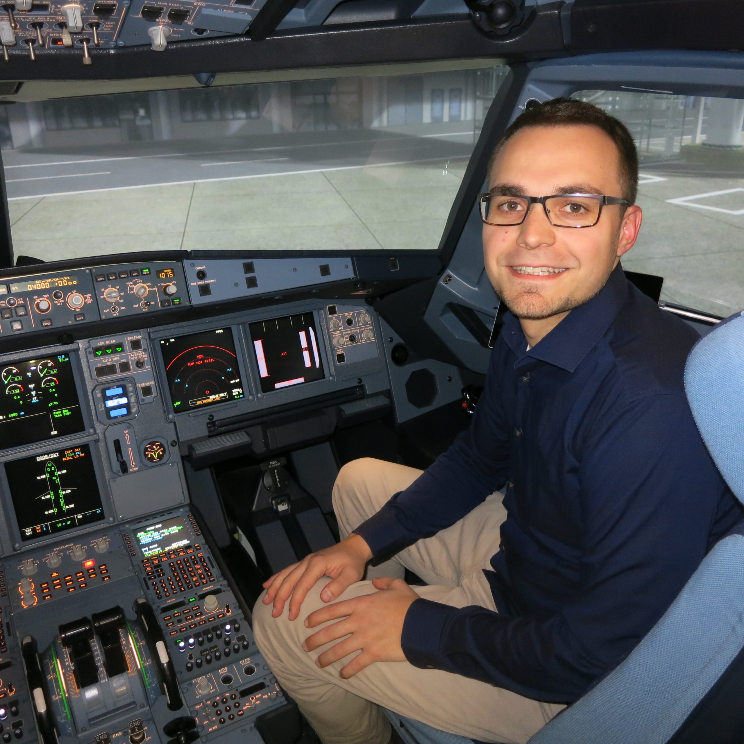 Maximilian Pichler im A320 Full Flight Simulator_Bildrechte Maximilian Pichler