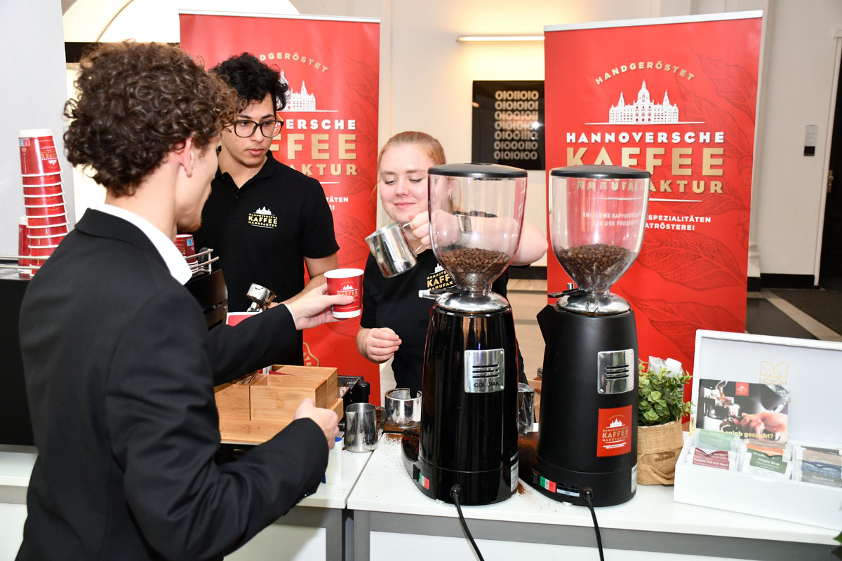 Der leckere Kaffee der Hannoverschen Kaffeemanufaktur half beim Kontakte knüpfen.