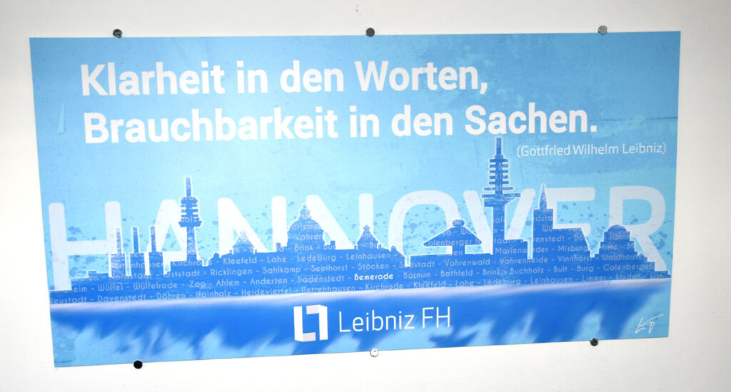 Poster mit dem Zitat der Leibniz FH "Leibniz ist bekannt für seine klaren Worte." von Gottfried Wilhelm Leibnitz