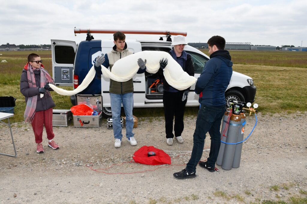 Schüler beim befüllen des Stratosphärenballons mit Helium