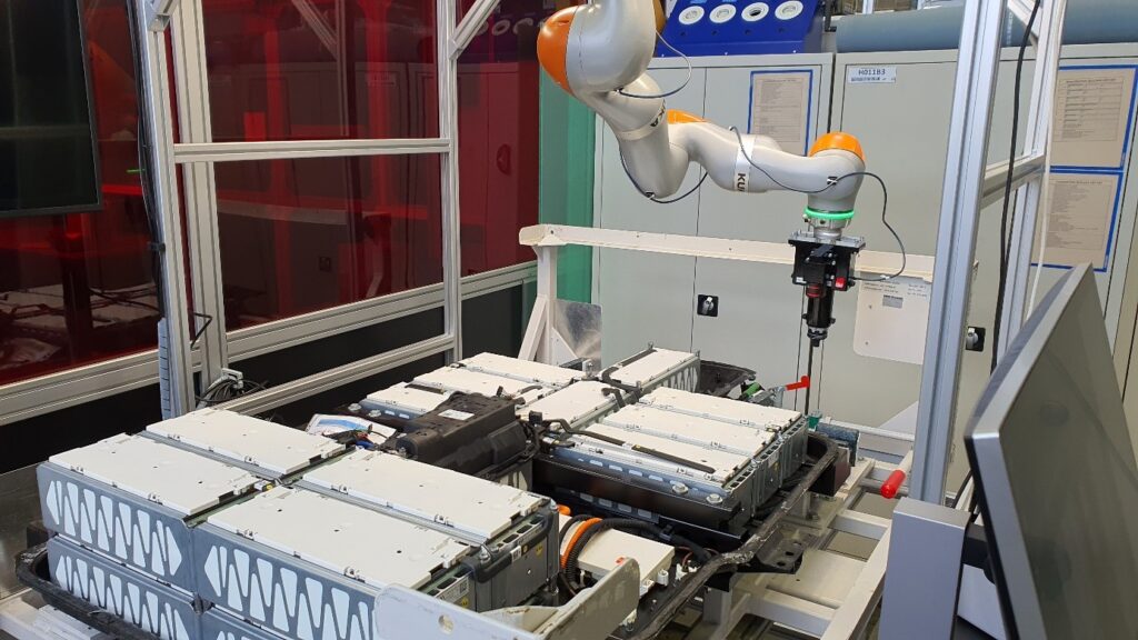Laboraufbau eines Demontagesystems, mit einem Roboterarm.