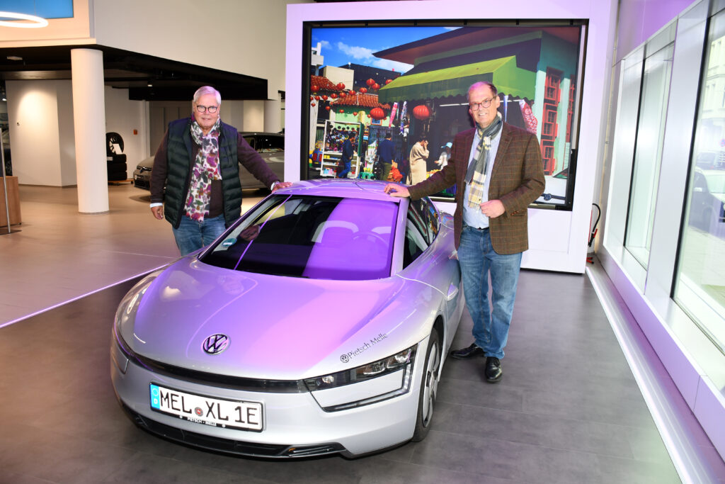 Heinrich Jacobi und Uwe Groth stehen neben dem VW XL-1E