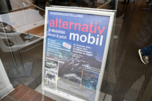 Plakat mit dem Hinweis zur Ausstellung "alternativ mobil" im Automuseum in Melle.