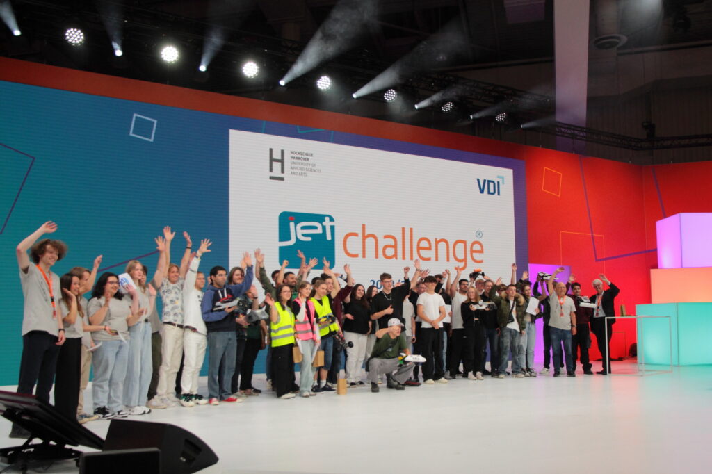 Gruppenfoto der Teilnehmer des JeT-Challenge-Cups zusammen mit dem Jet-Challenge-Team und Prof. Dr. Josef von Helden, Präsident der Hochschule Hannover, und Prof. Dr. Uwe Groth, Landesvorsitzender des VDI Niedersachsen, sowie dem