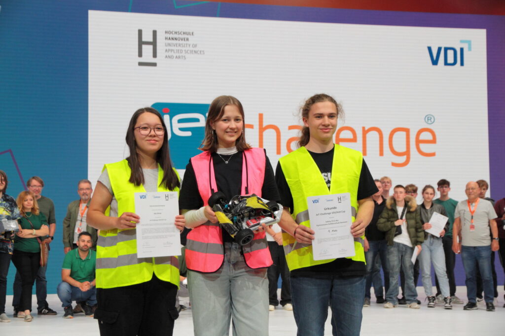 Das Siegerteam in Warnfesten, halten die Urkunde und ihren Renner in der Hand