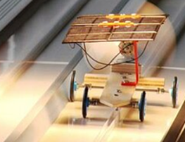 Bild eines selbstgebauten, solarbetriebenen Fahrzeuge für den SolarCup