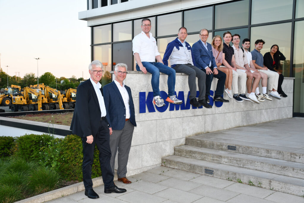 Teilnehmer des Think Tanks auf der Mauer vor dem Komatsu Gebäude in Hannover