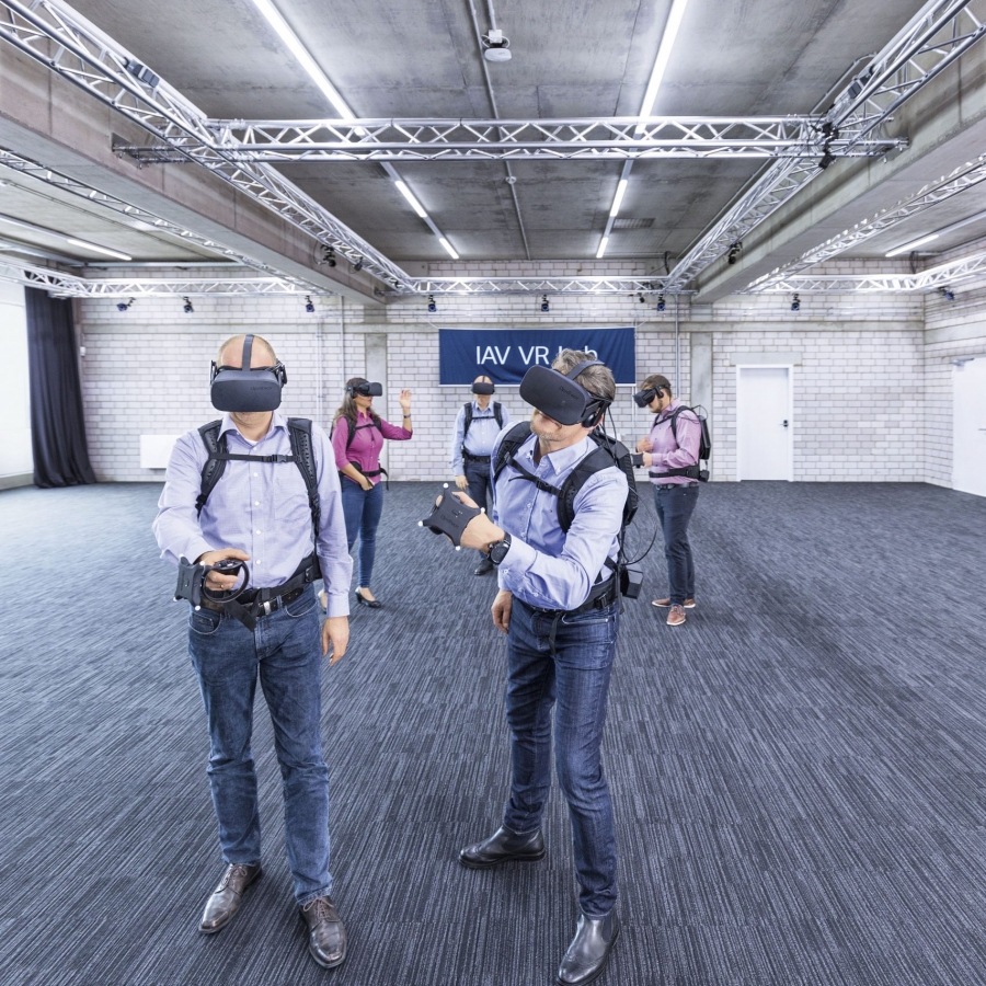 Menschen mit VR-Brillen in einer leeren Halle